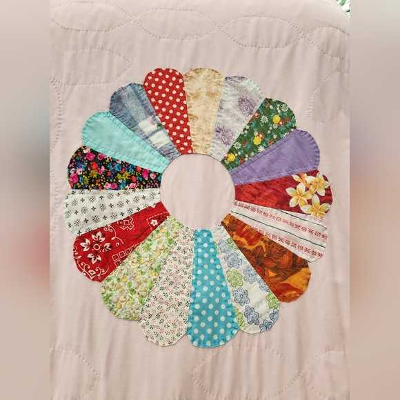 100% Handstitched Dresden Plate Quilt - Picture 4 of 16